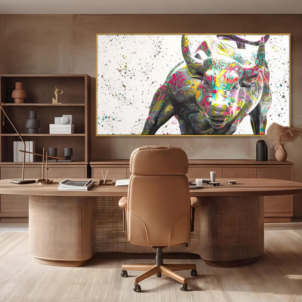 Tablou canvas cu tablou canvas cu taur colorat, in rama de aluminiu auriu, pe perete intr-un birou